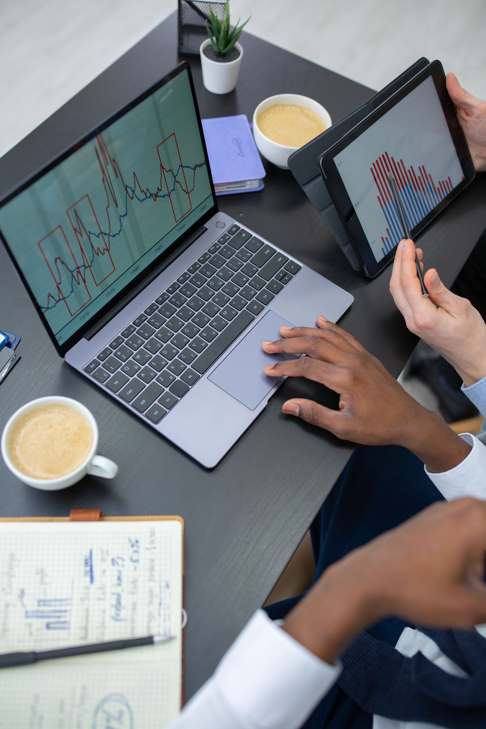 Digitalisierungsberatung: Team analysiert digitale Kennzahlen auf Laptop und Tablet