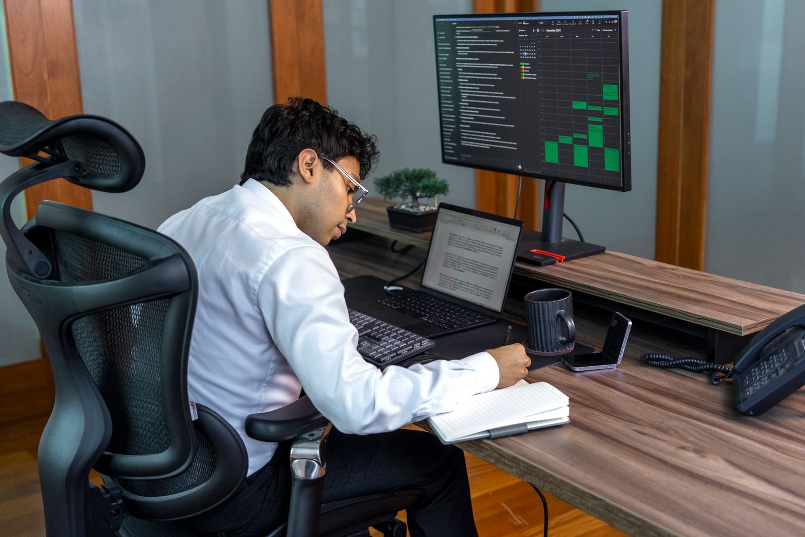 Datenanalyst prüft Code und Datengrundlagen für KI