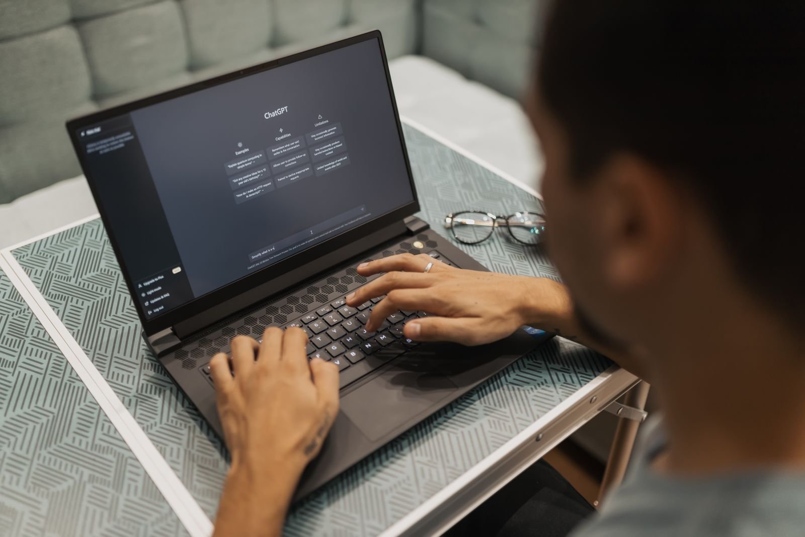 Mitarbeiter nutzt eine generative KI-Anwendung am Laptop