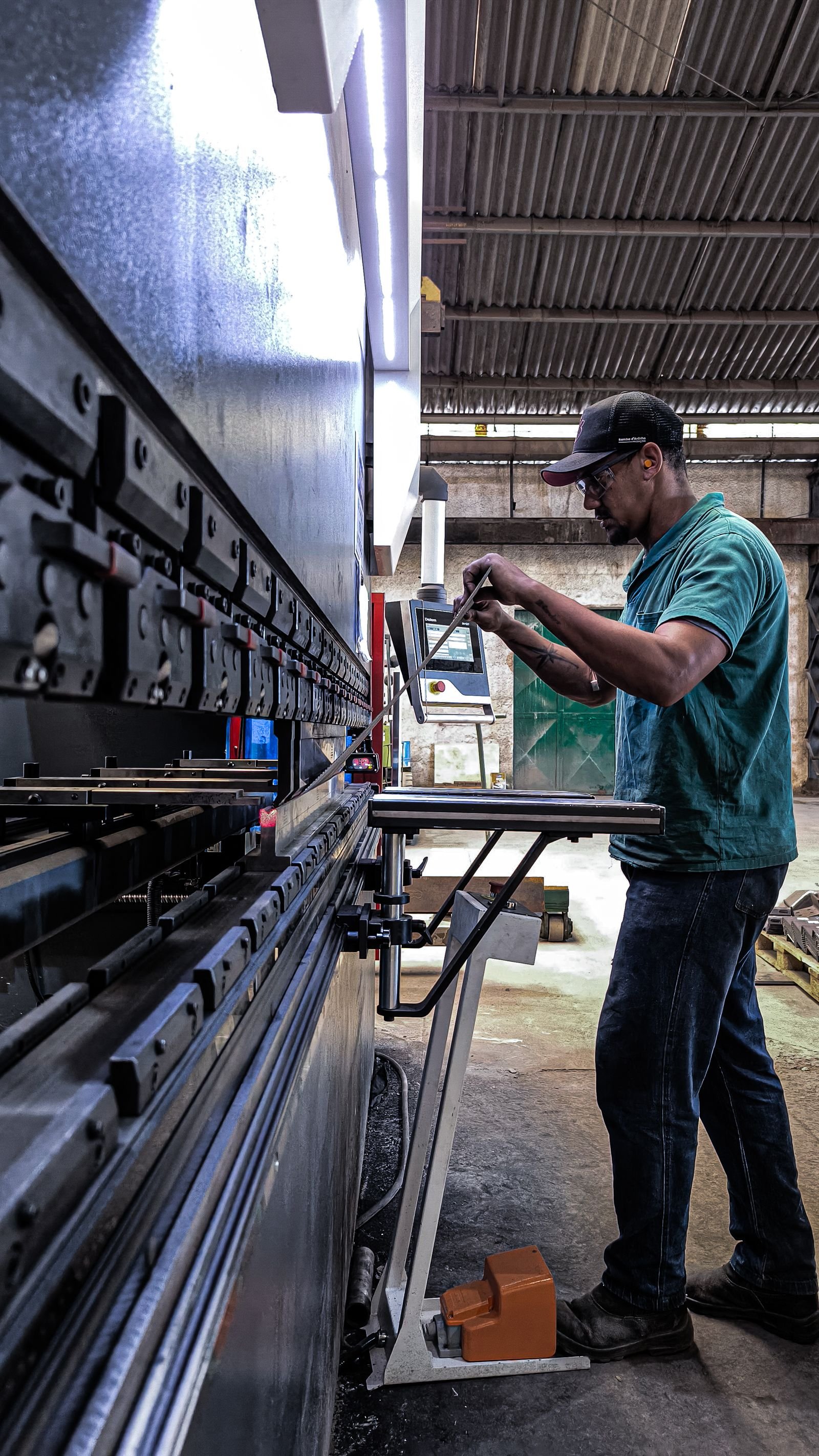 KI Maschinenbau: Facharbeiter richtet eine Maschine in der Produktion ein