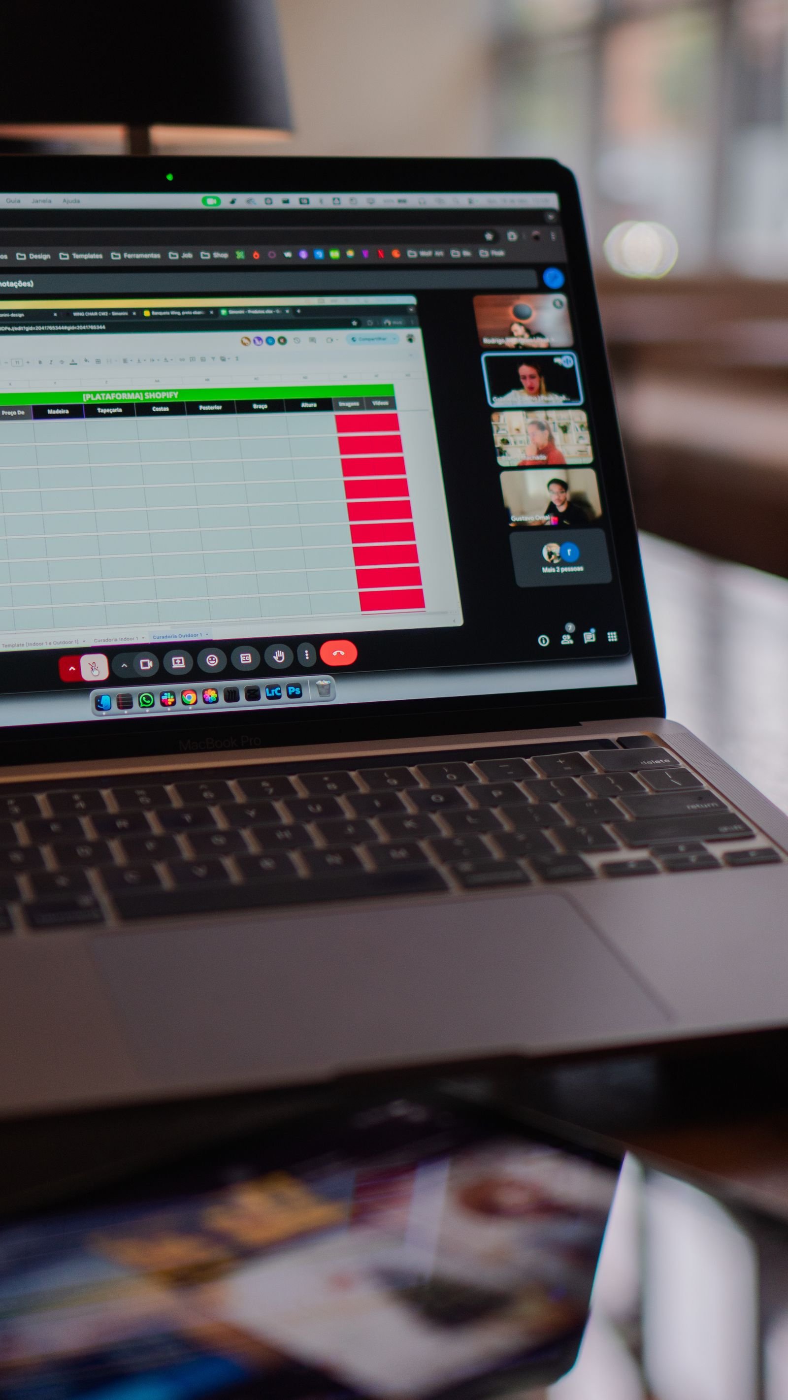 KI Microsoft 365: Digitale Zusammenarbeit mit Videokonferenz und gemeinsamer Tabelle