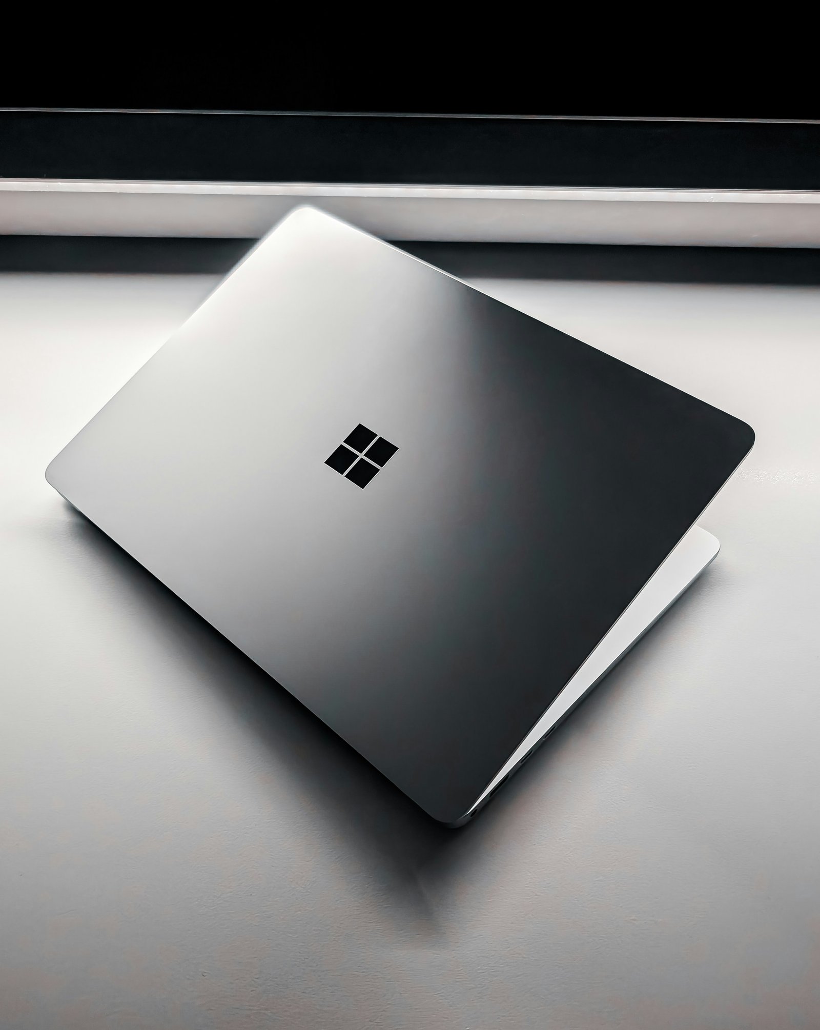 Microsoft Surface Laptop als Arbeitsplatz für Copilot-Anwendungen