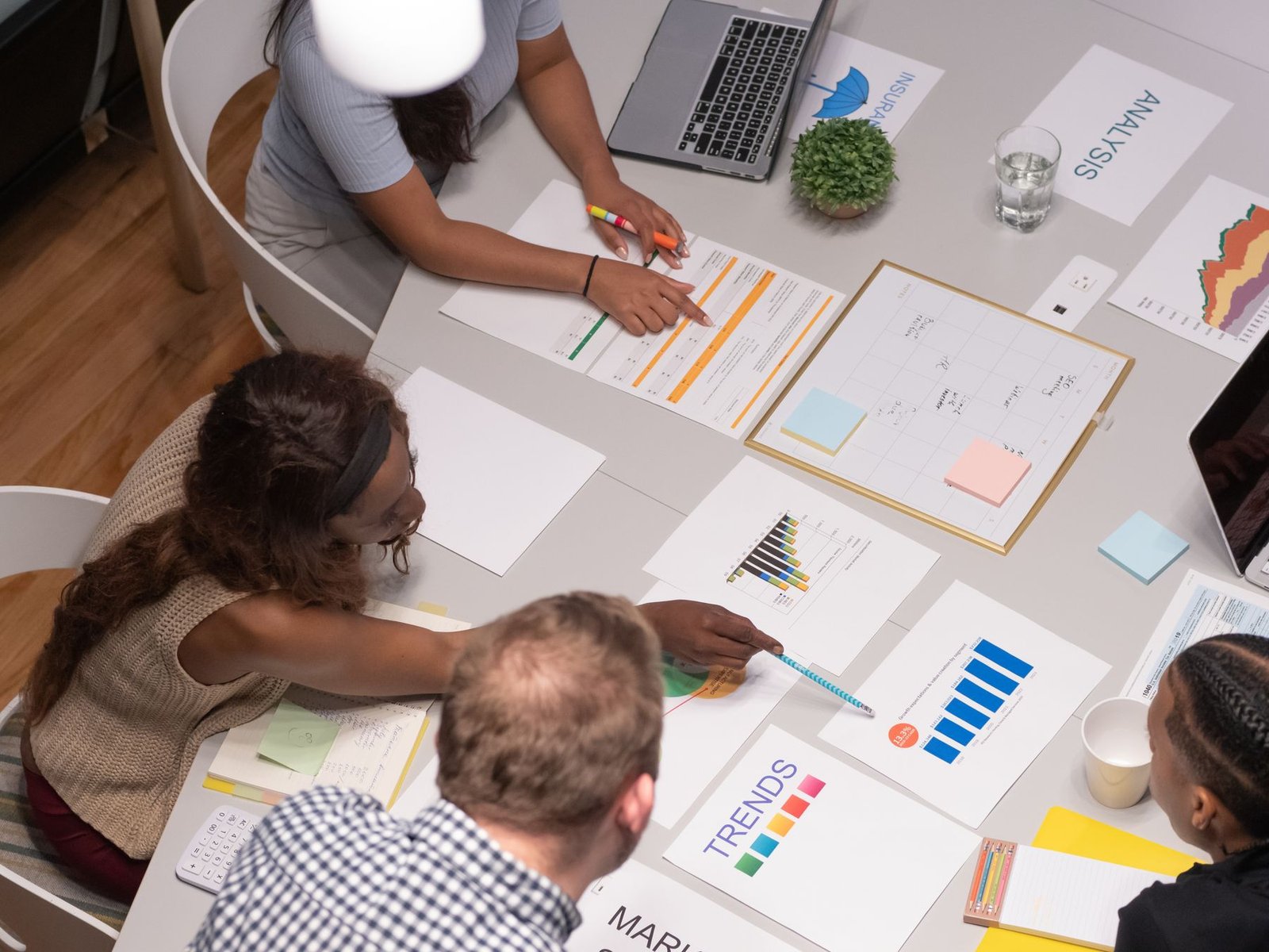 PMO-Team prüft Berichte, Kennzahlen und Projektportfolio
