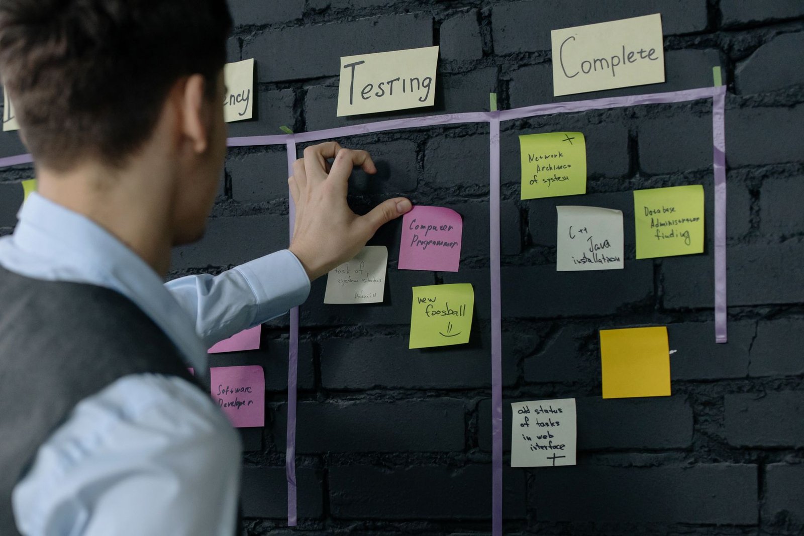 Projektmanagement-Beratung: Projektleitung ordnet Aufgaben auf einem visuellen Planungsboard
