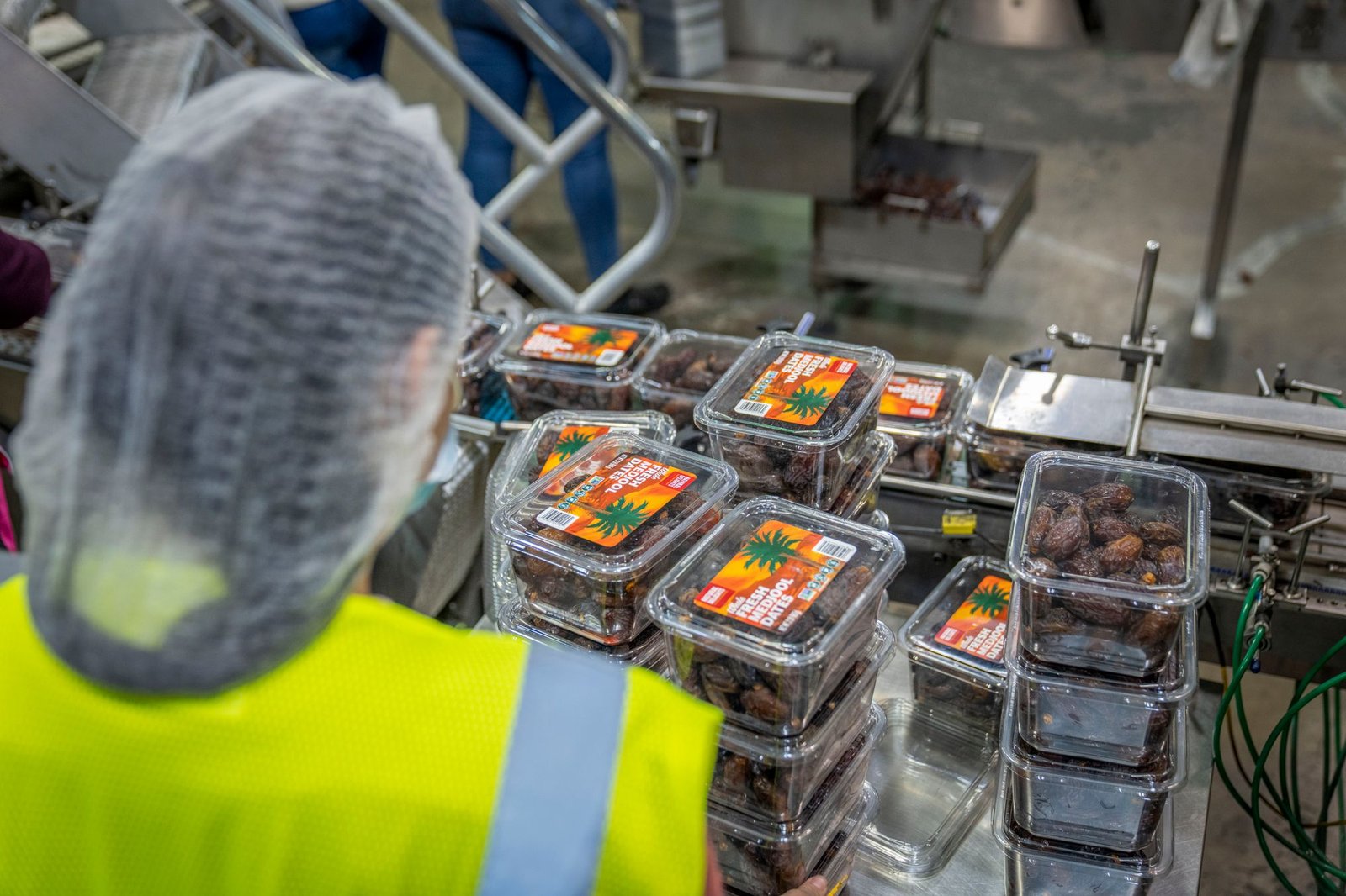 Mitarbeiter beobachtet einen Produktionsablauf zur Prozessverbesserung